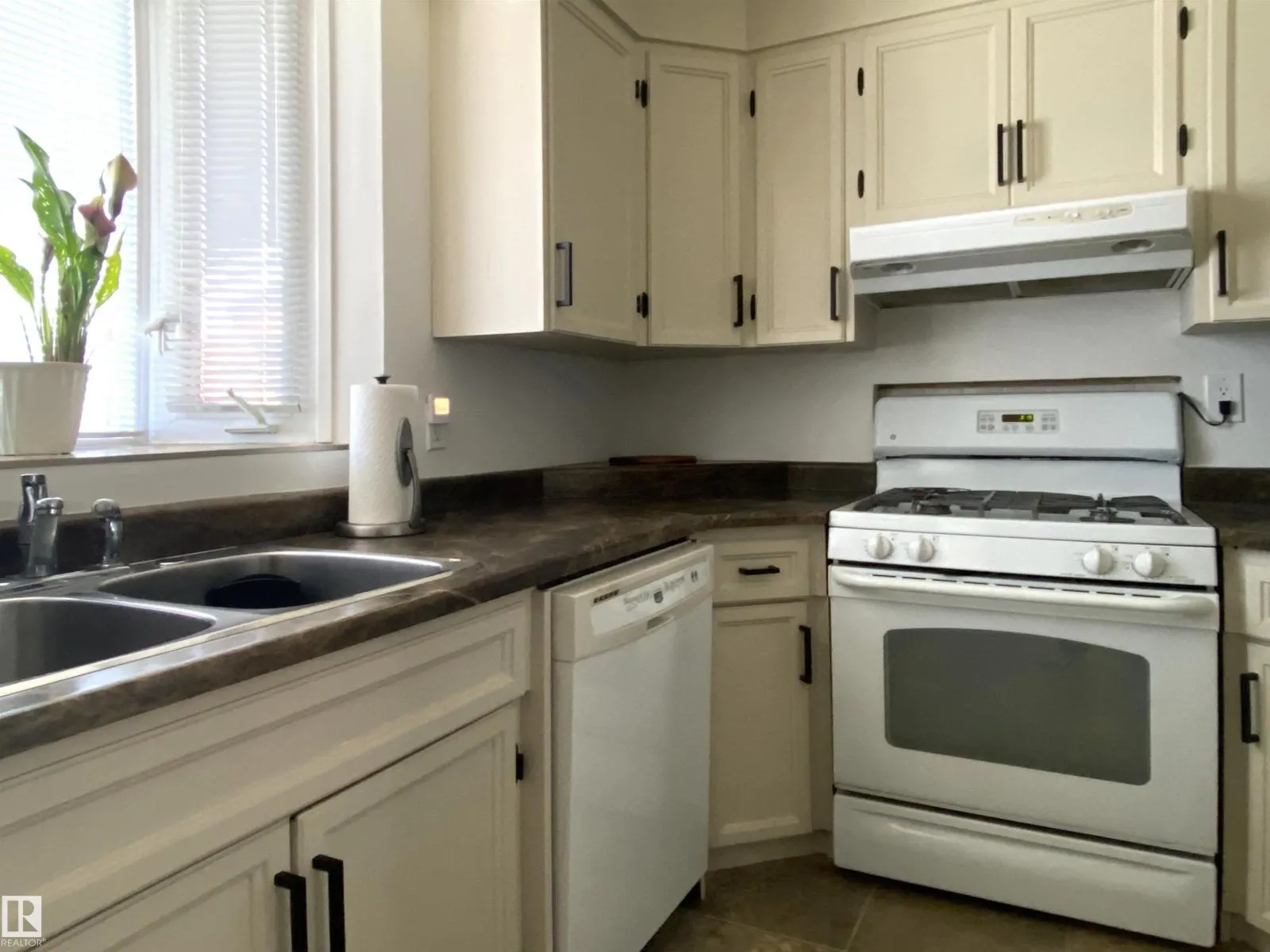12137 50 ST NW