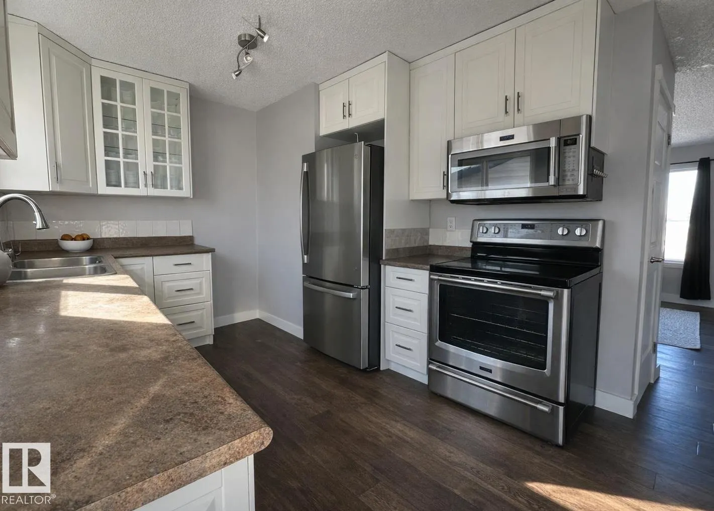 #UPPER 2111 146 AV NW NW
