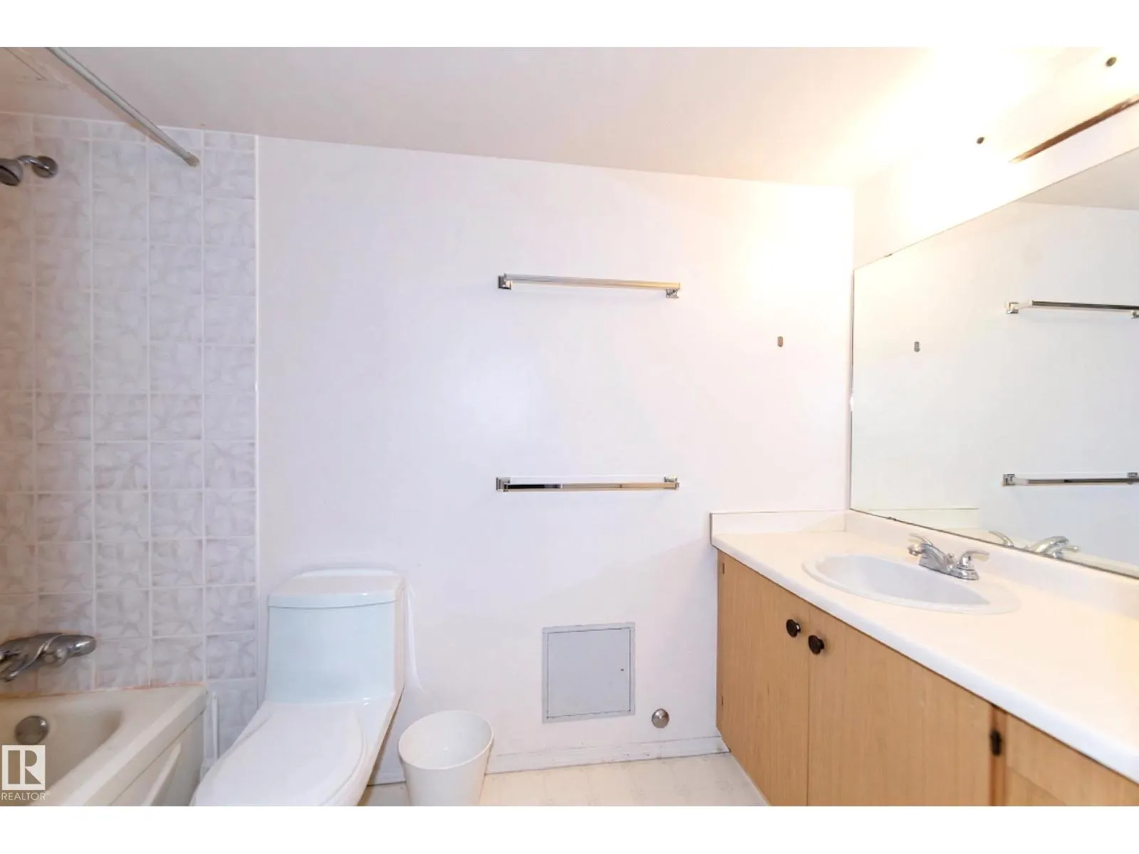 #1004 11027 87 AV NW