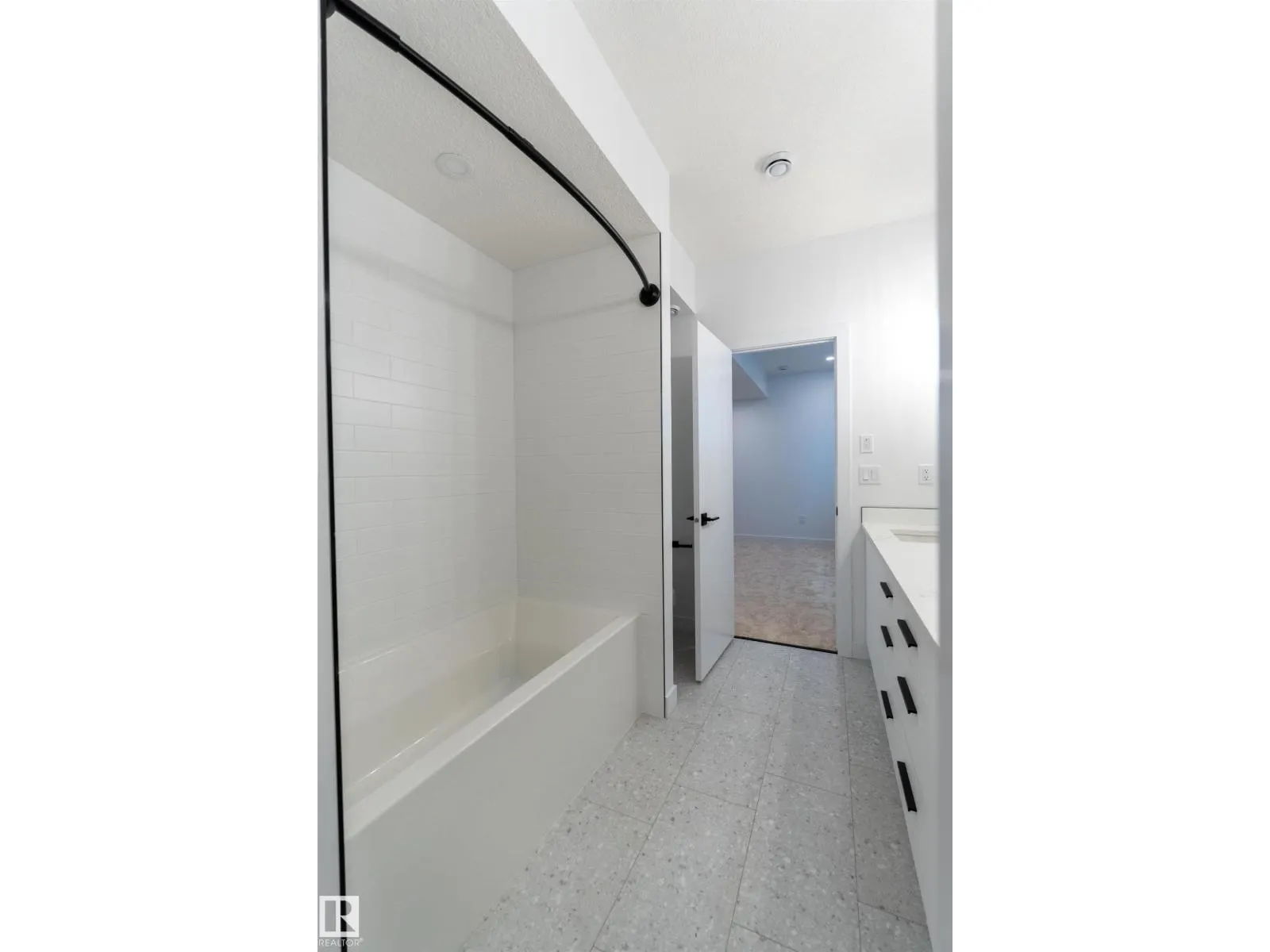 11121 51 ST NW