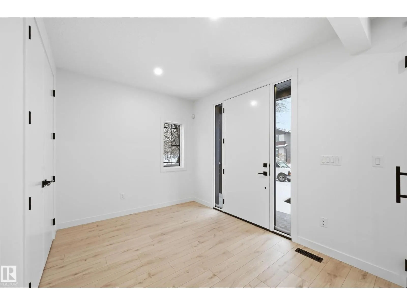 11121 51 ST NW