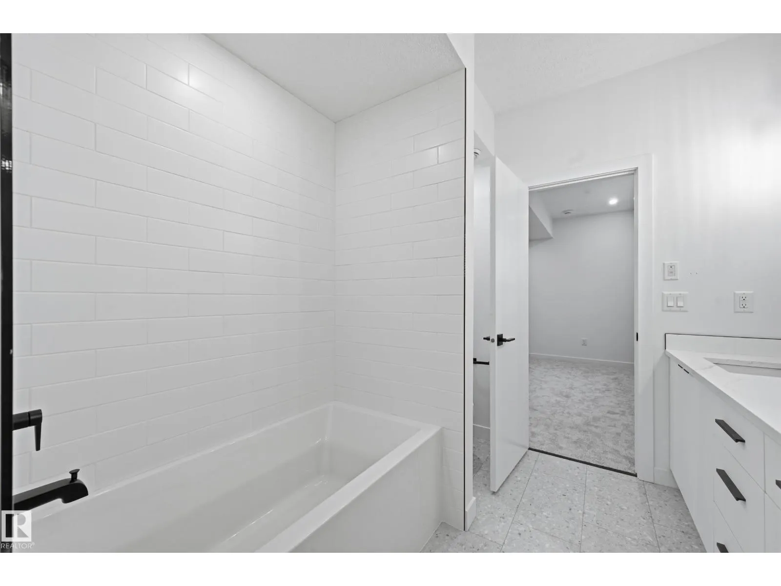 11121 51 ST NW