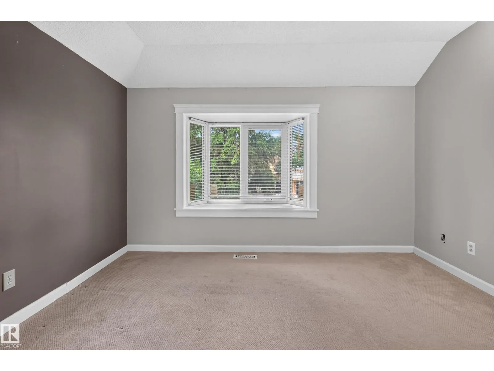 11212 75 AV NW