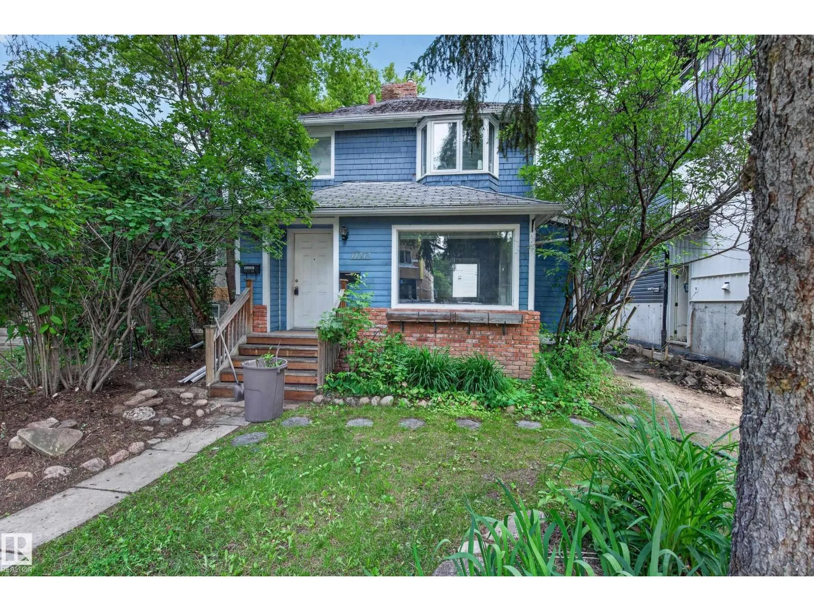 11212 75 AV NW