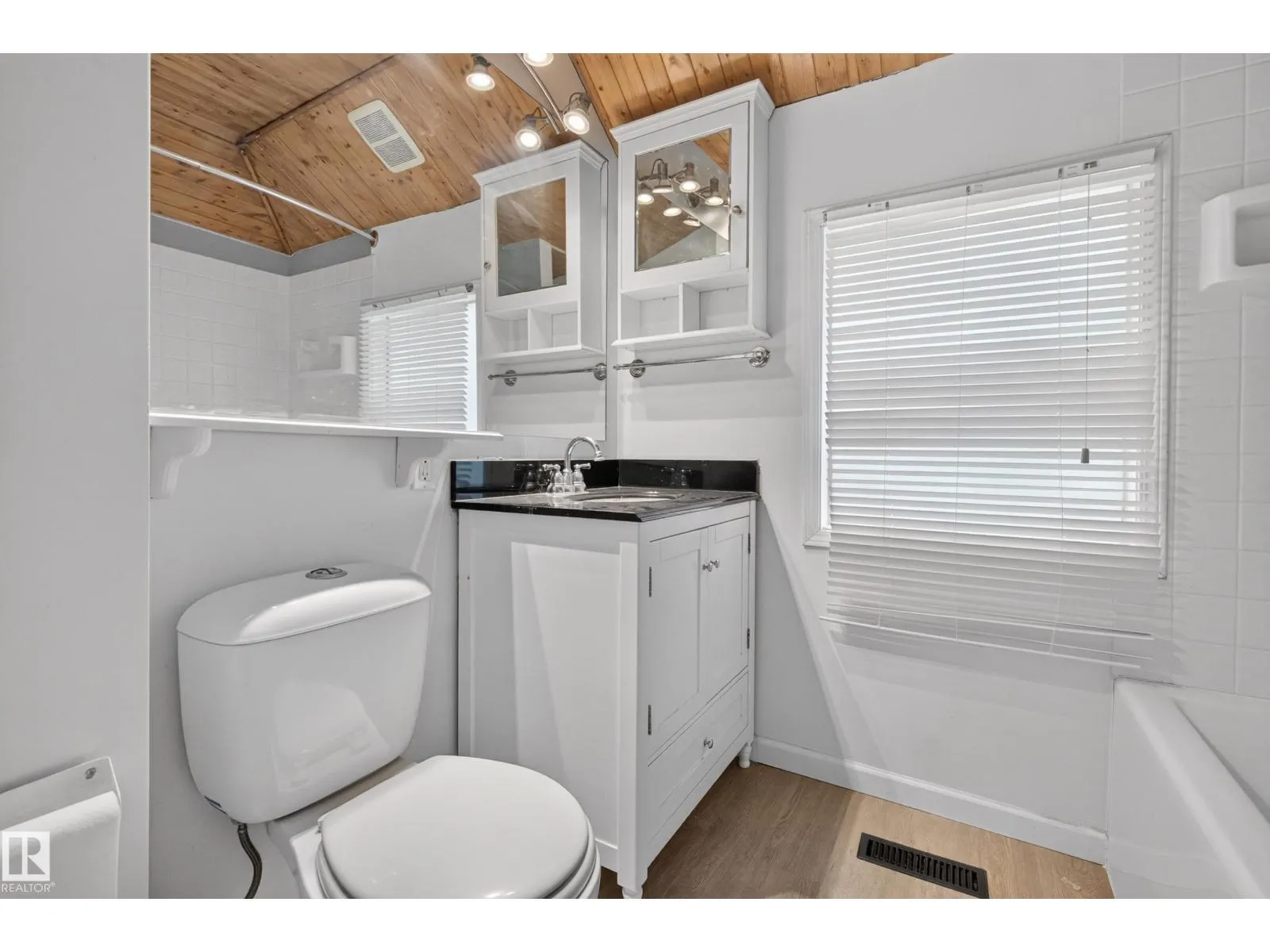 11212 75 AV NW