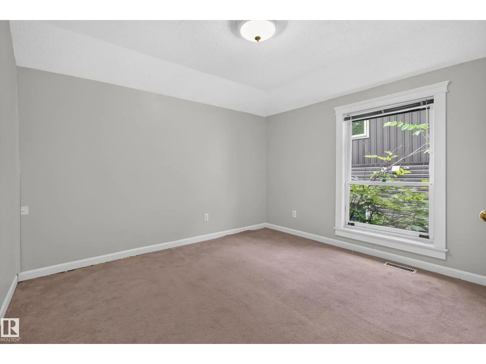 11212 75 AV NW