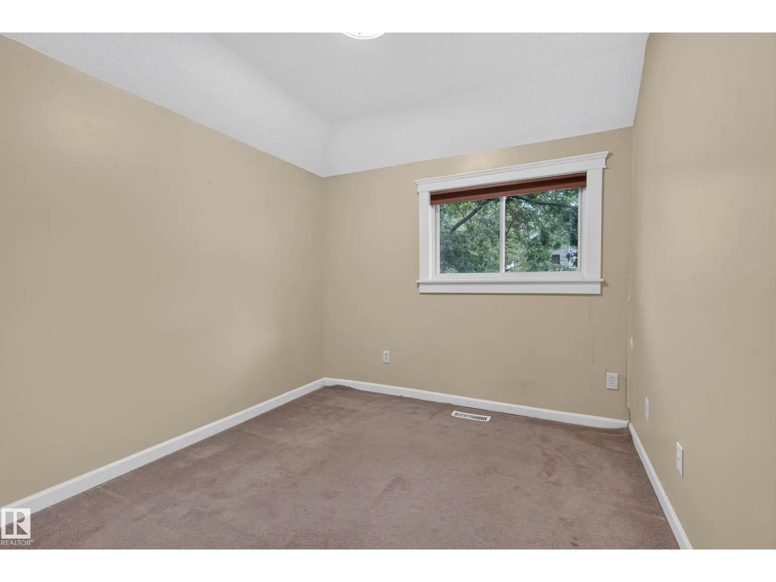 11212 75 AV NW