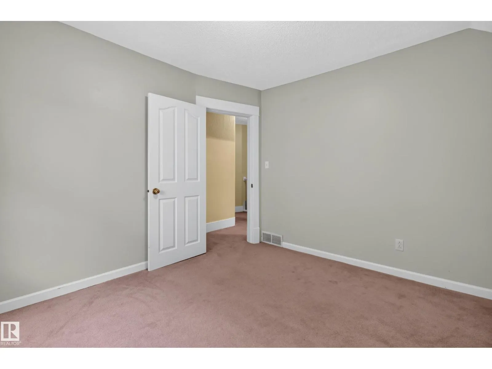 11212 75 AV NW
