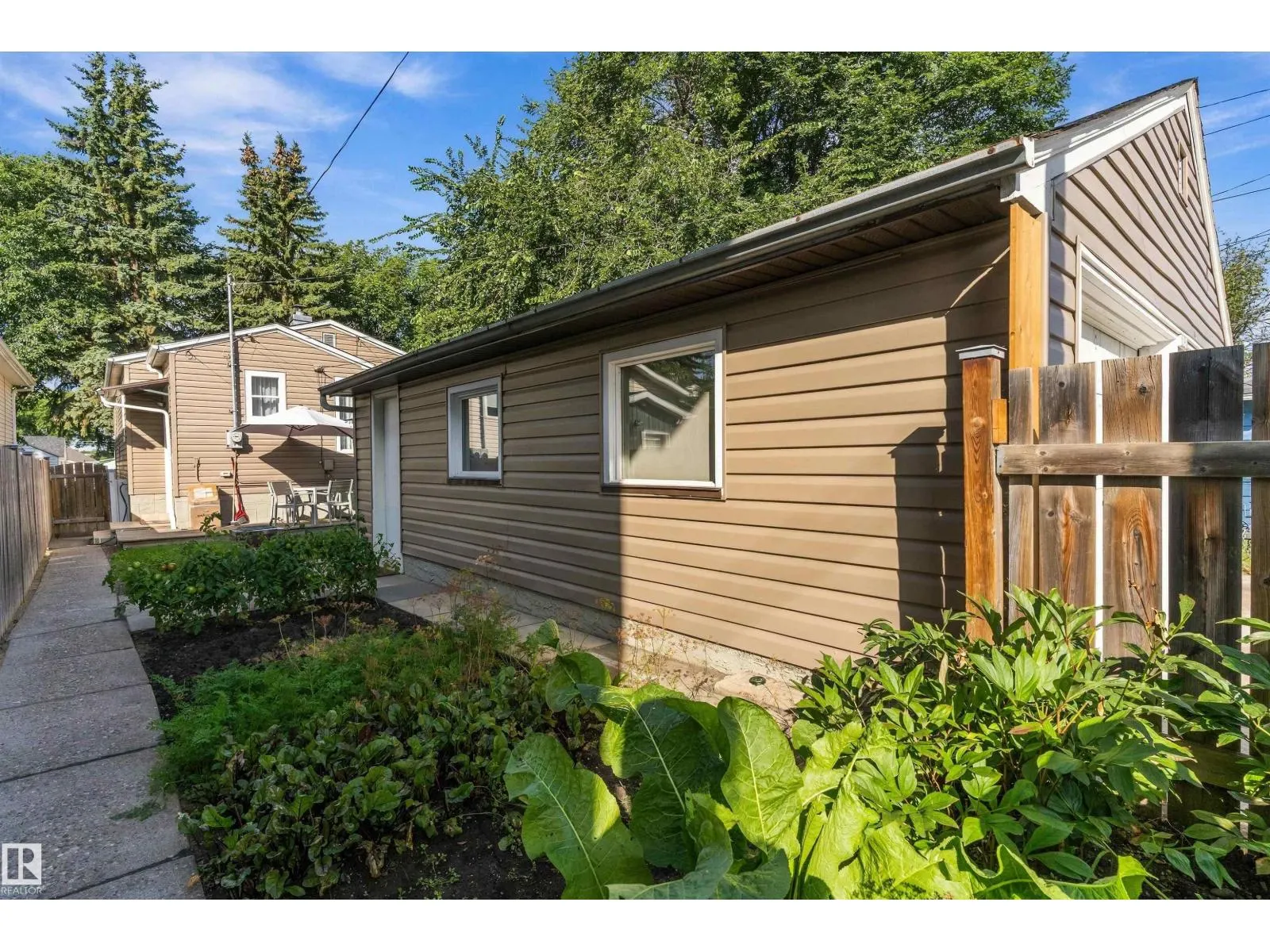 11911 70 ST NW
