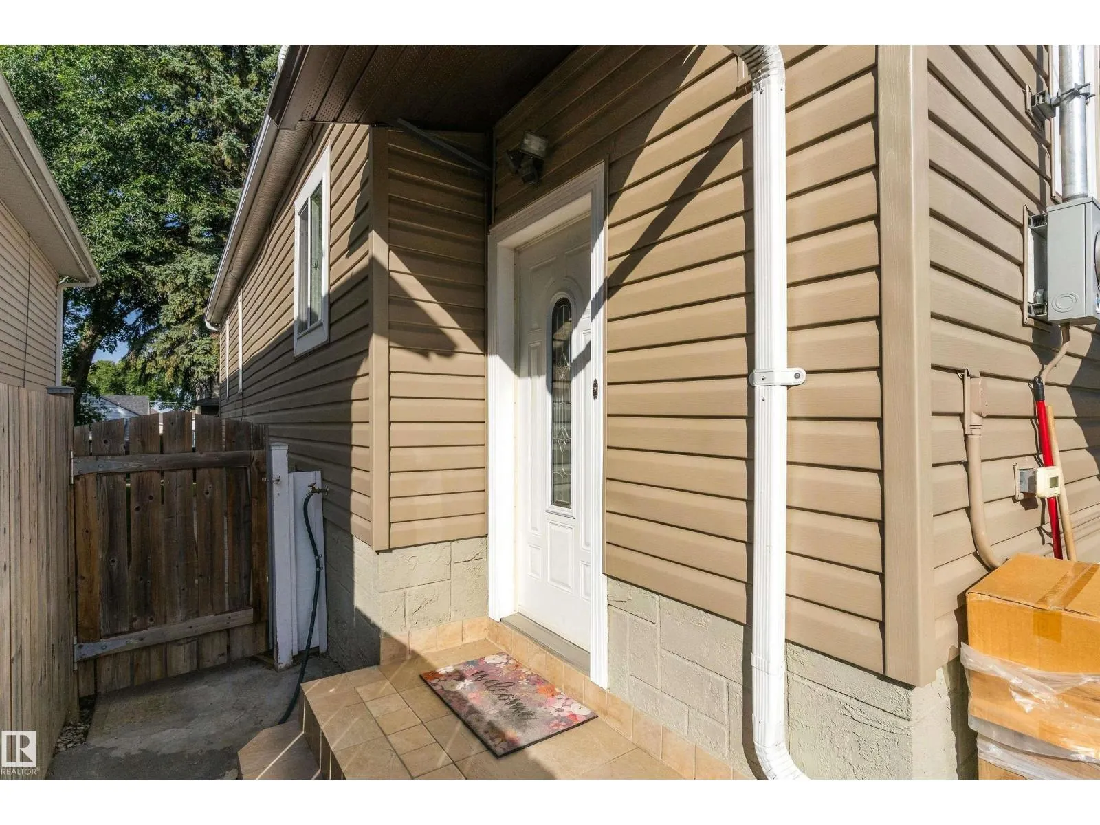 11911 70 ST NW