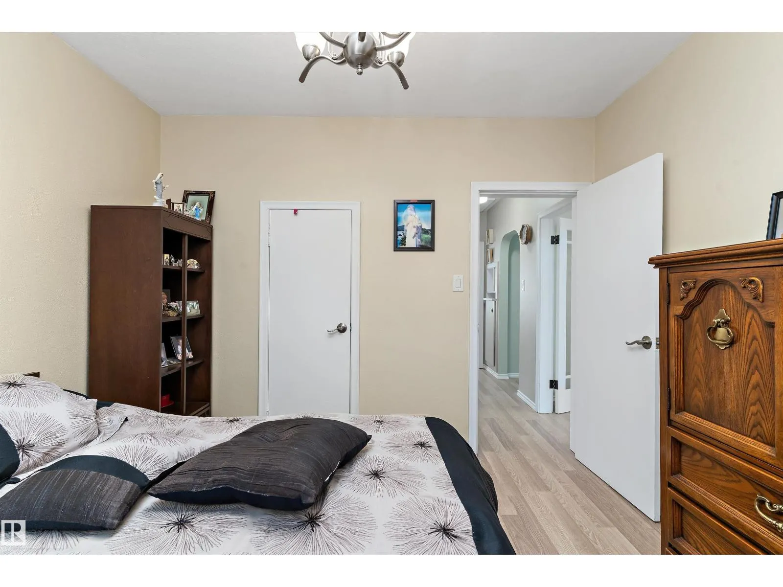 11911 70 ST NW