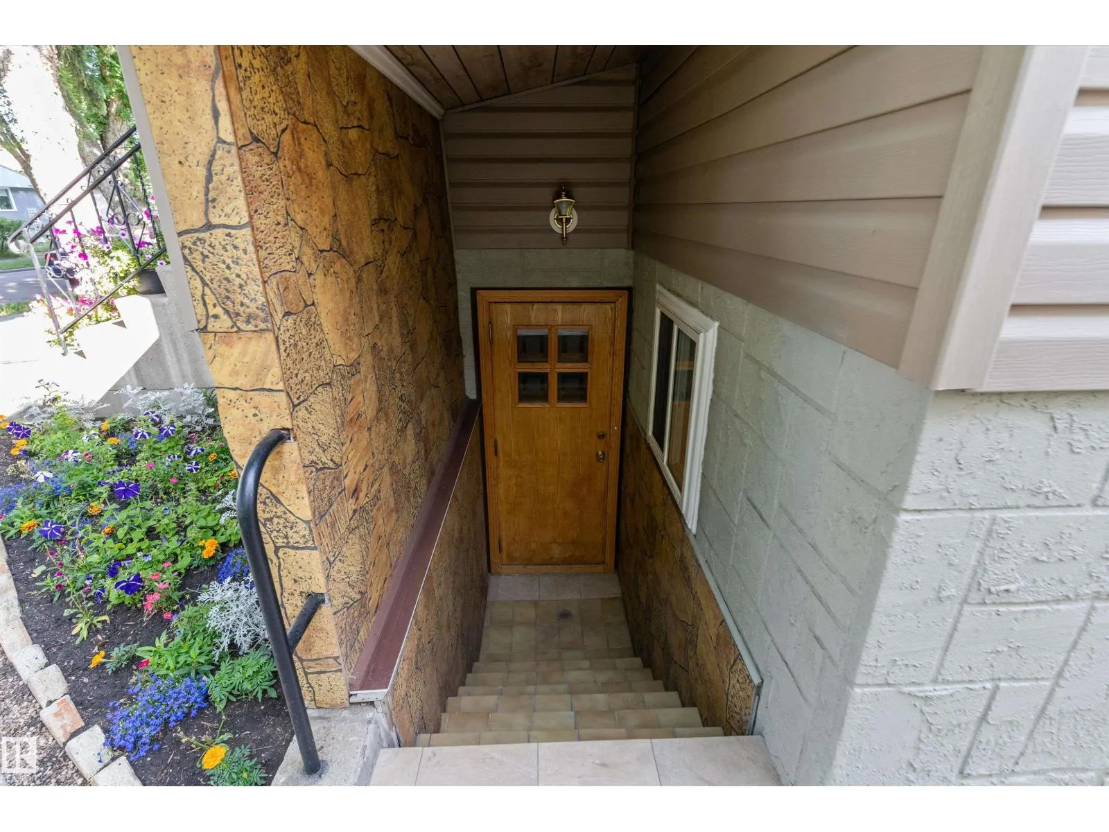 11911 70 ST NW