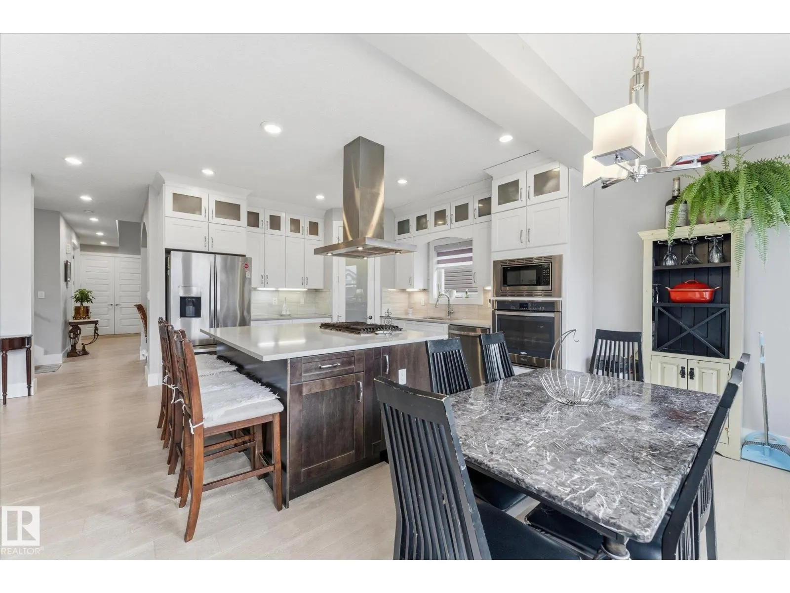 4 LAKESHORE CV