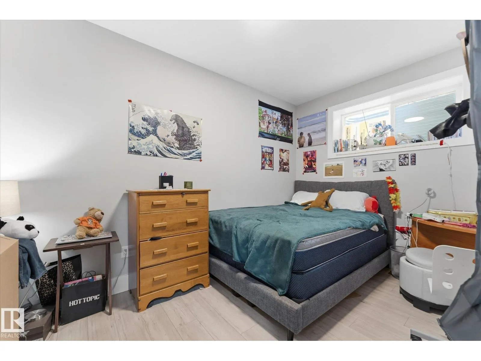 4 LAKESHORE CV