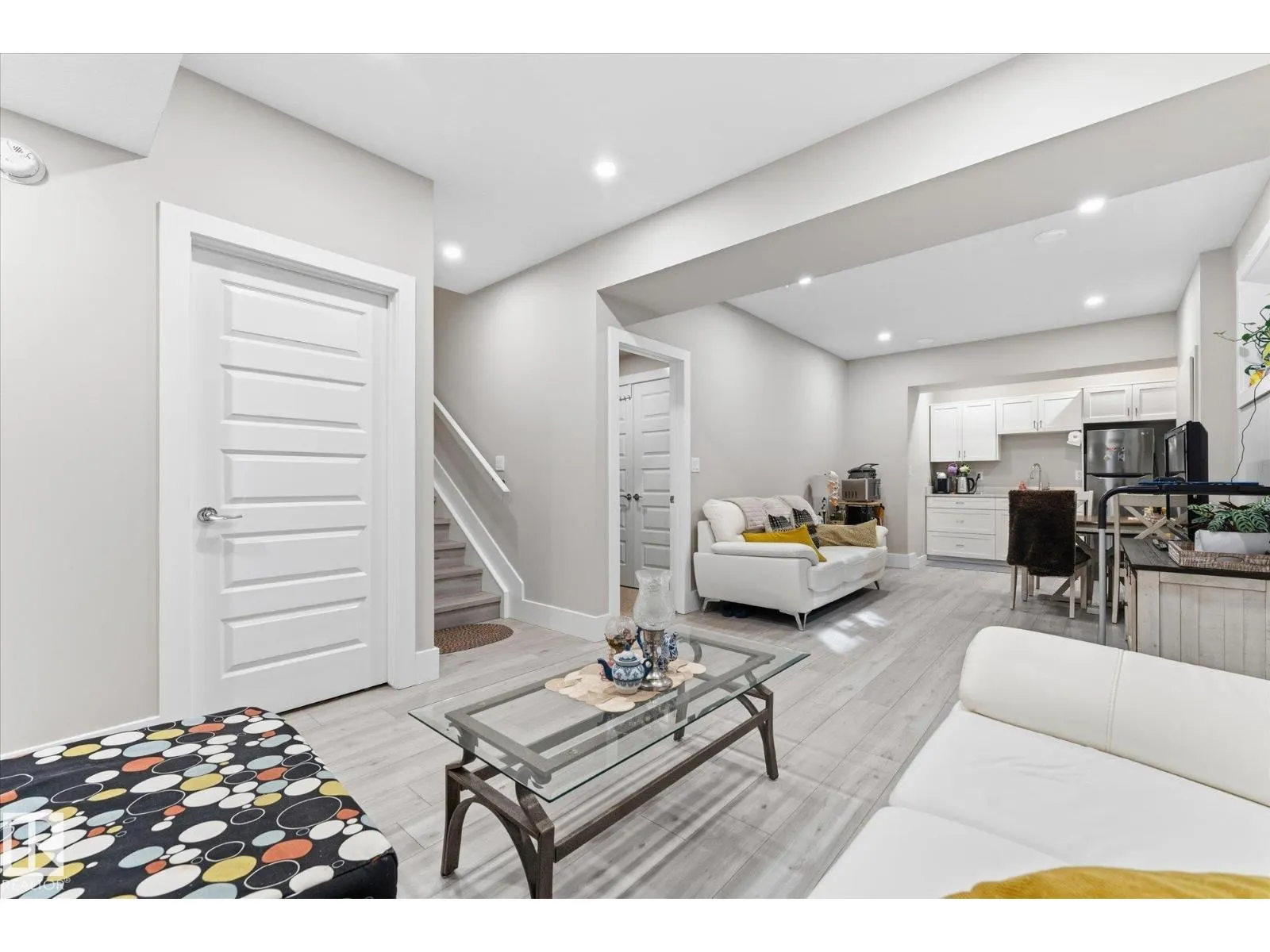 4 LAKESHORE CV