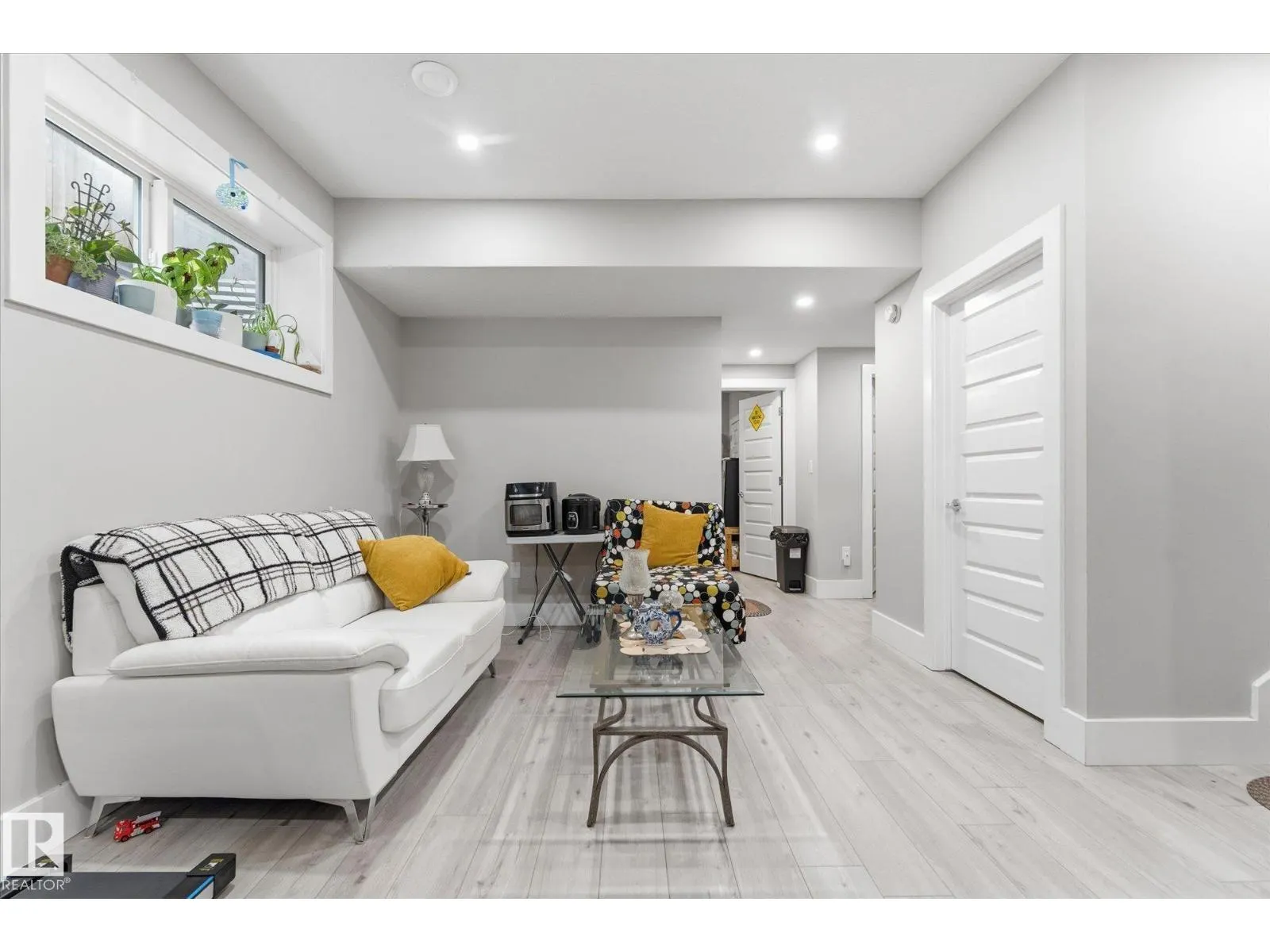 4 LAKESHORE CV