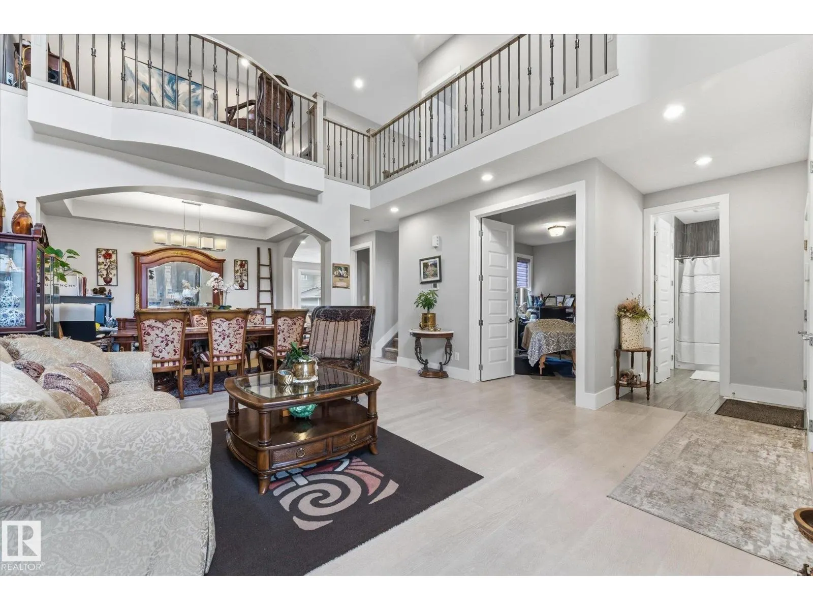 4 LAKESHORE CV