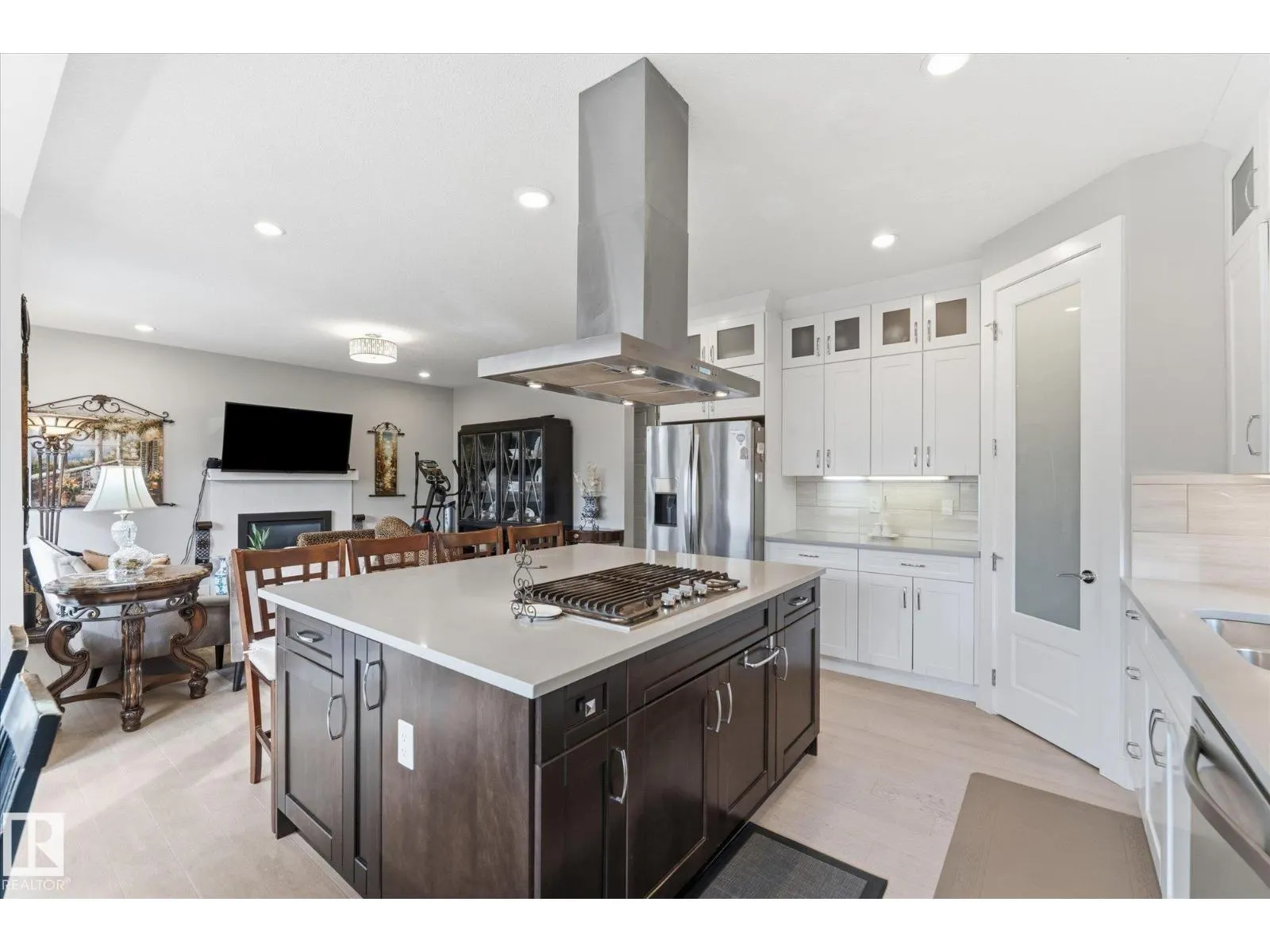 4 LAKESHORE CV