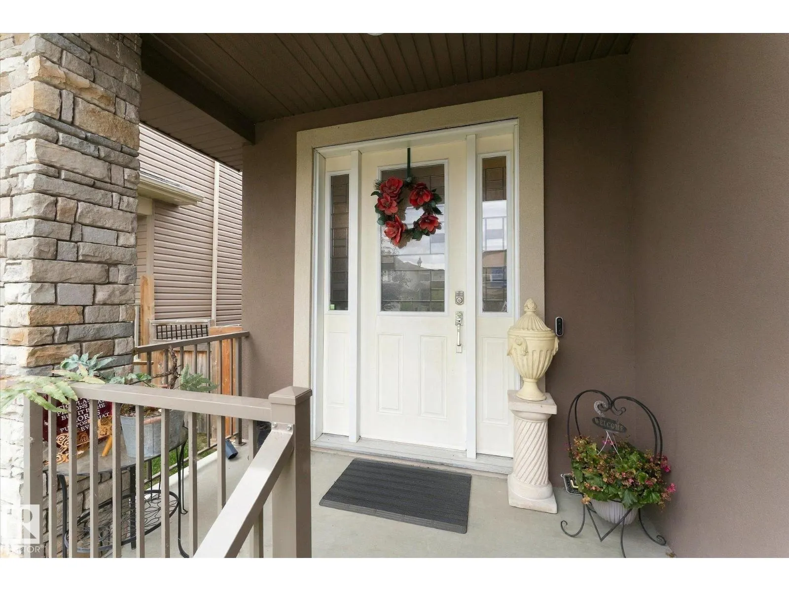 4 LAKESHORE CV