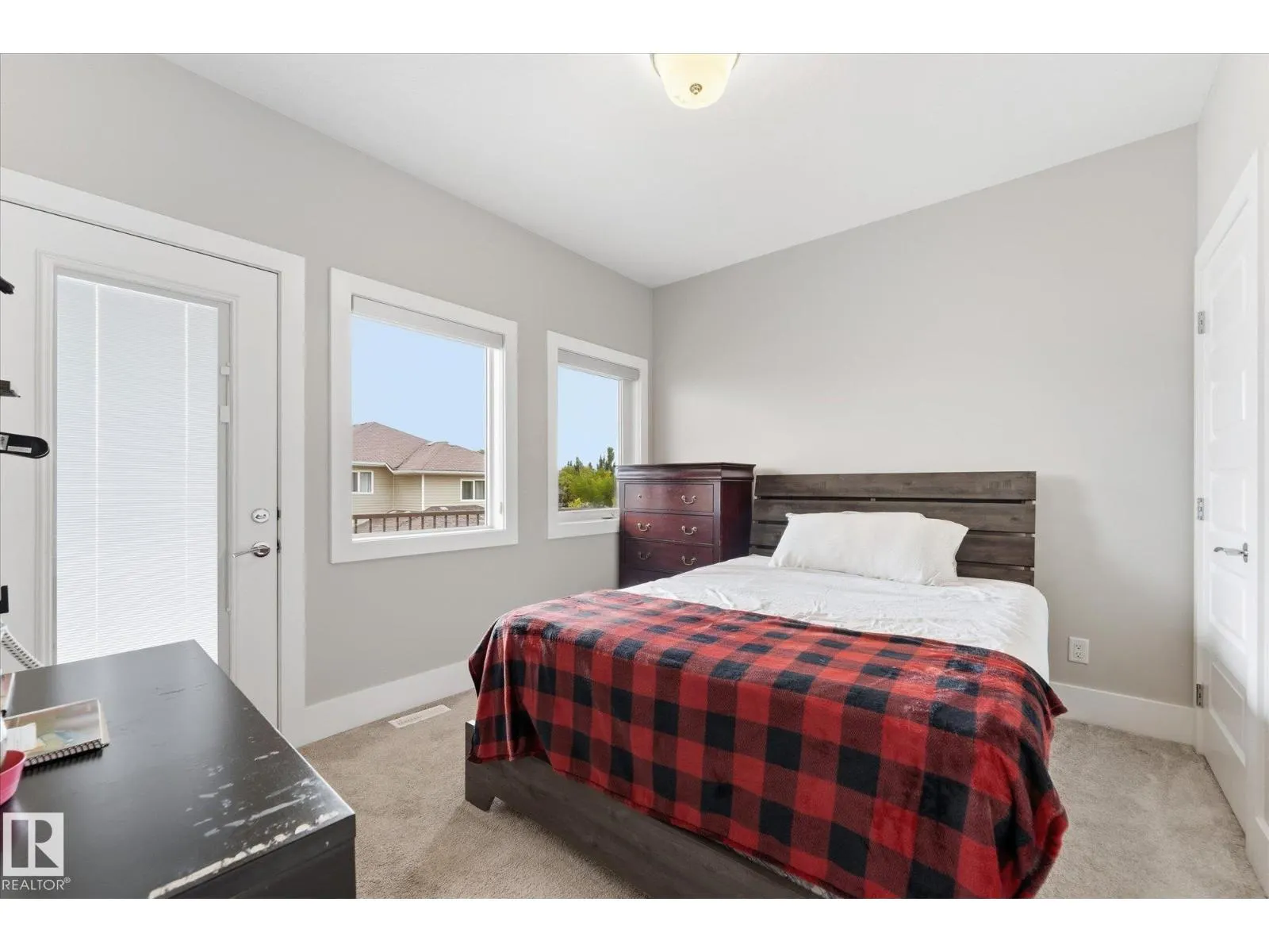 4 LAKESHORE CV