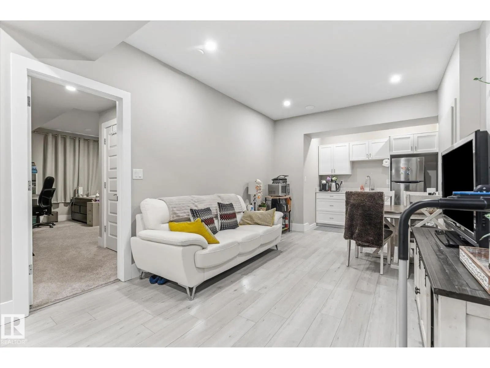 4 LAKESHORE CV