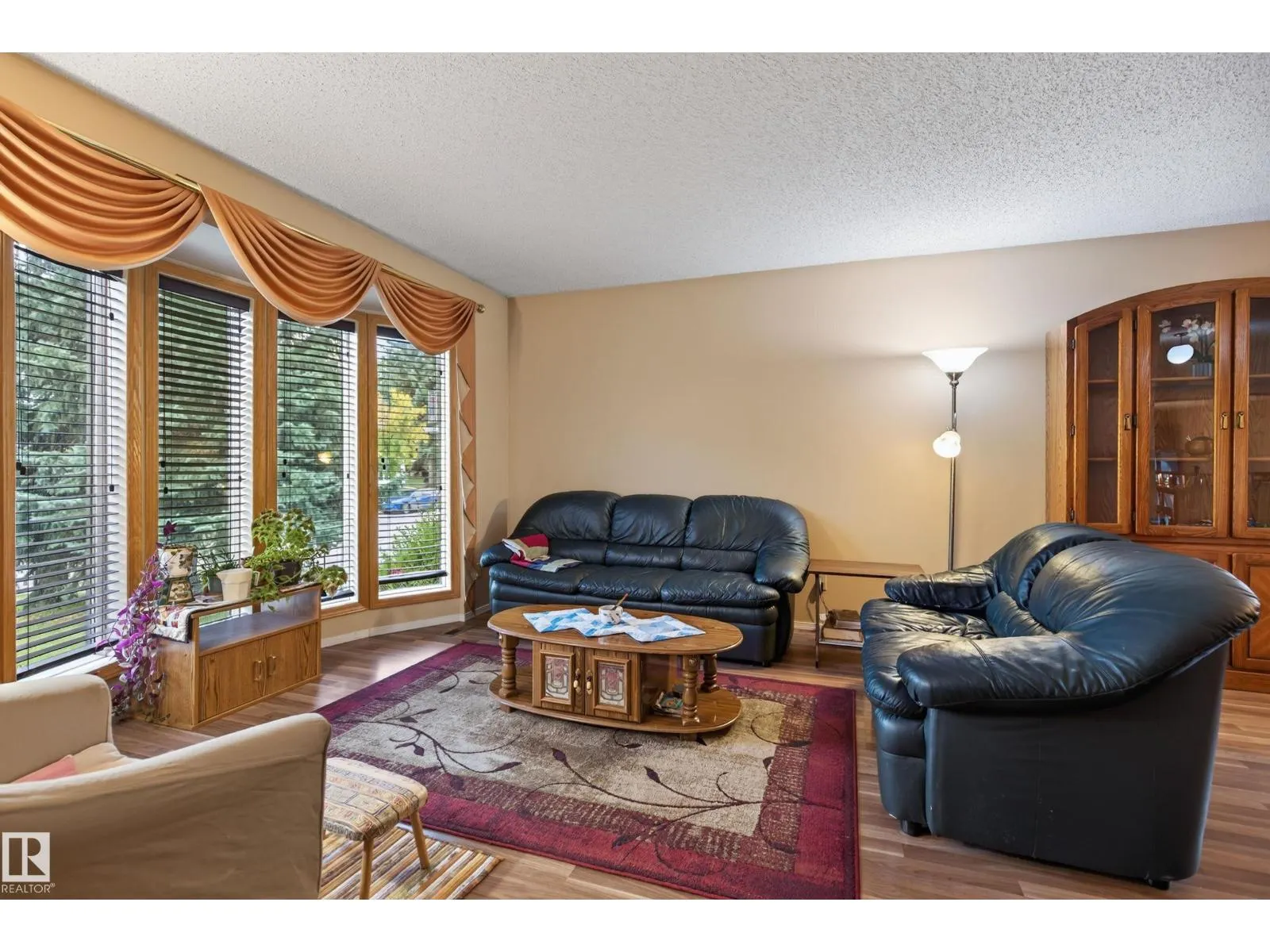 5712 123 AV NW
