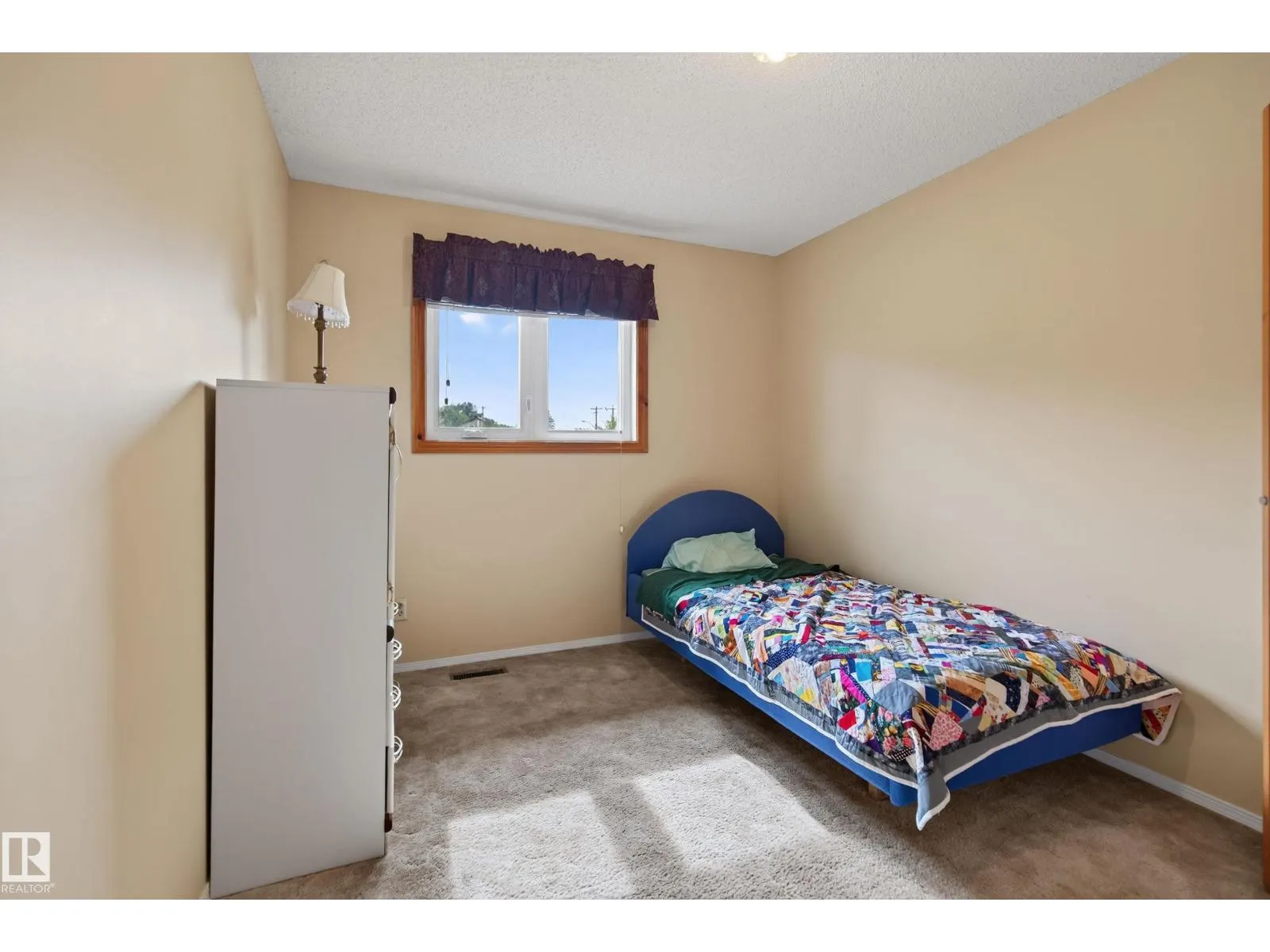 5712 123 AV NW