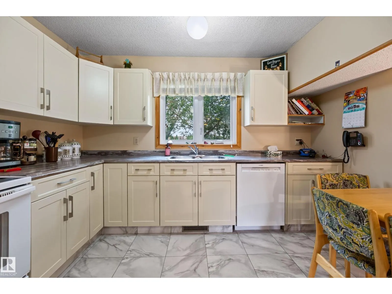 5712 123 AV NW