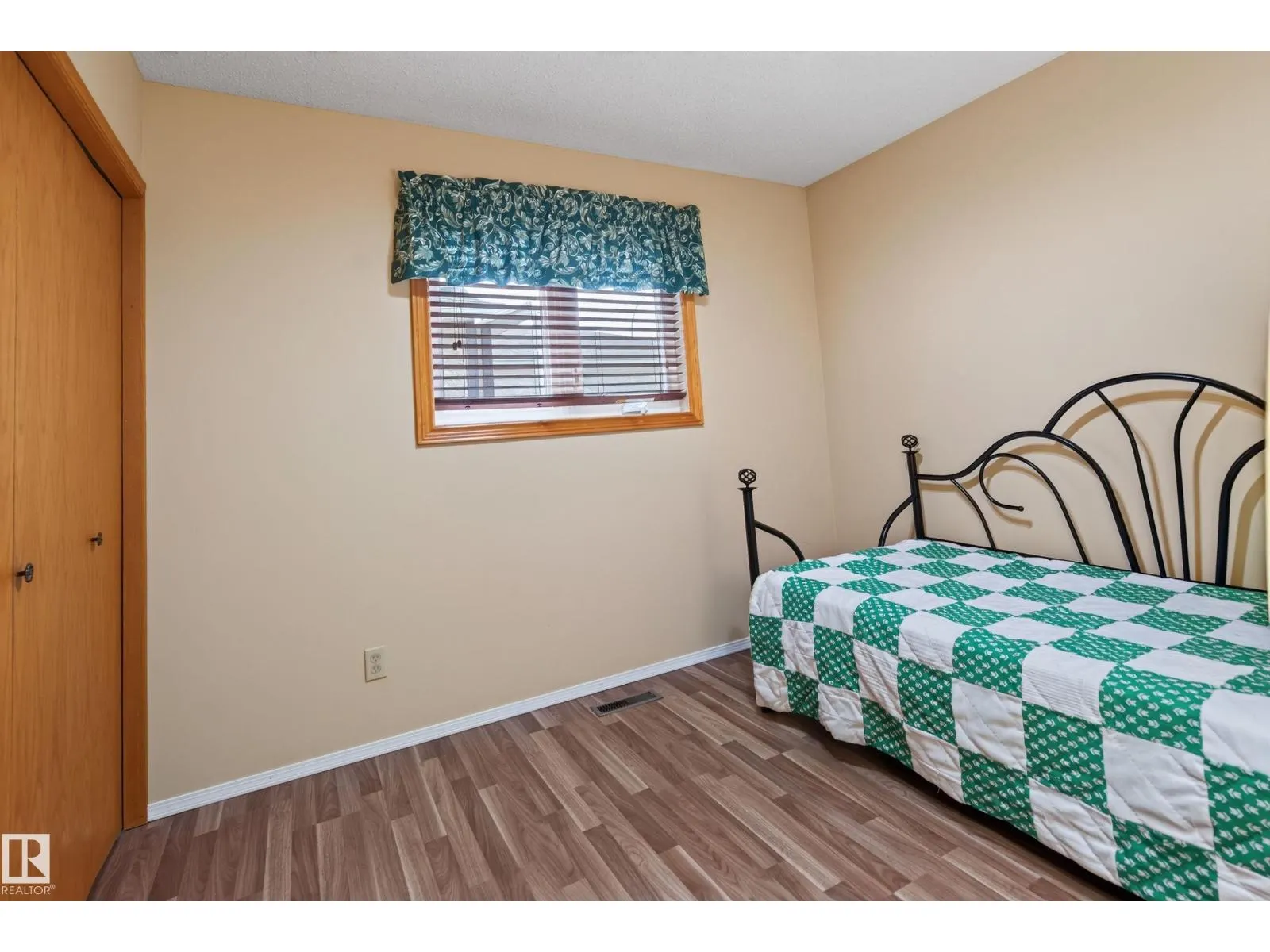 5712 123 AV NW