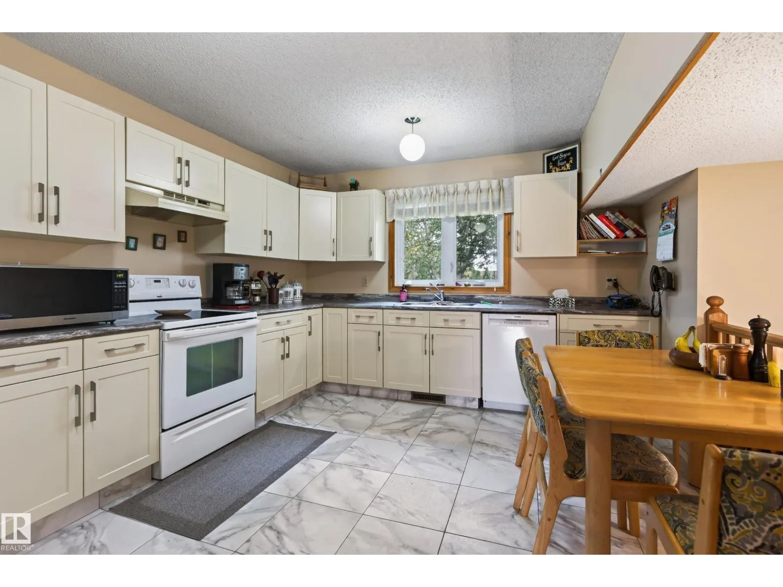 5712 123 AV NW