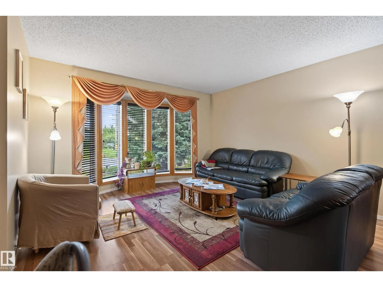 5712 123 AV NW