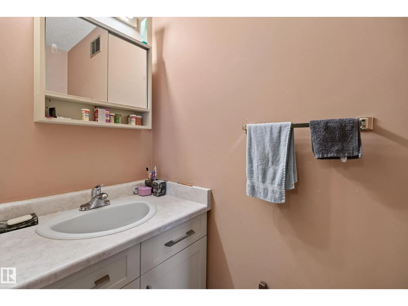 5712 123 AV NW