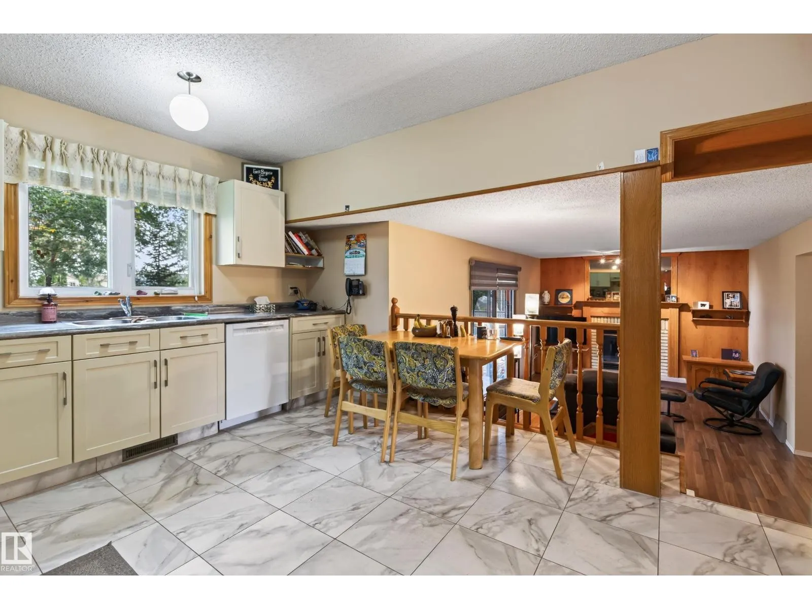 5712 123 AV NW