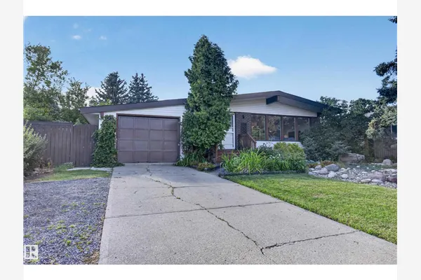 1042 PARKER DR