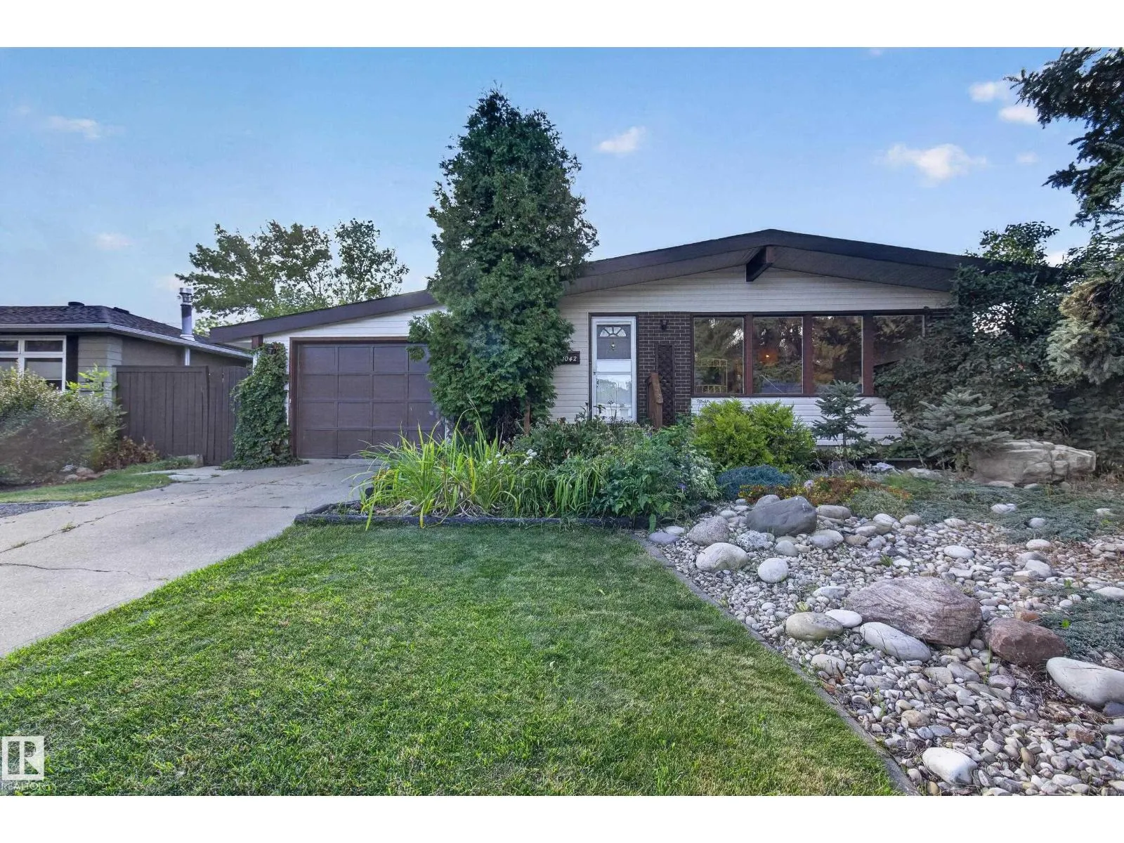 1042 PARKER DR