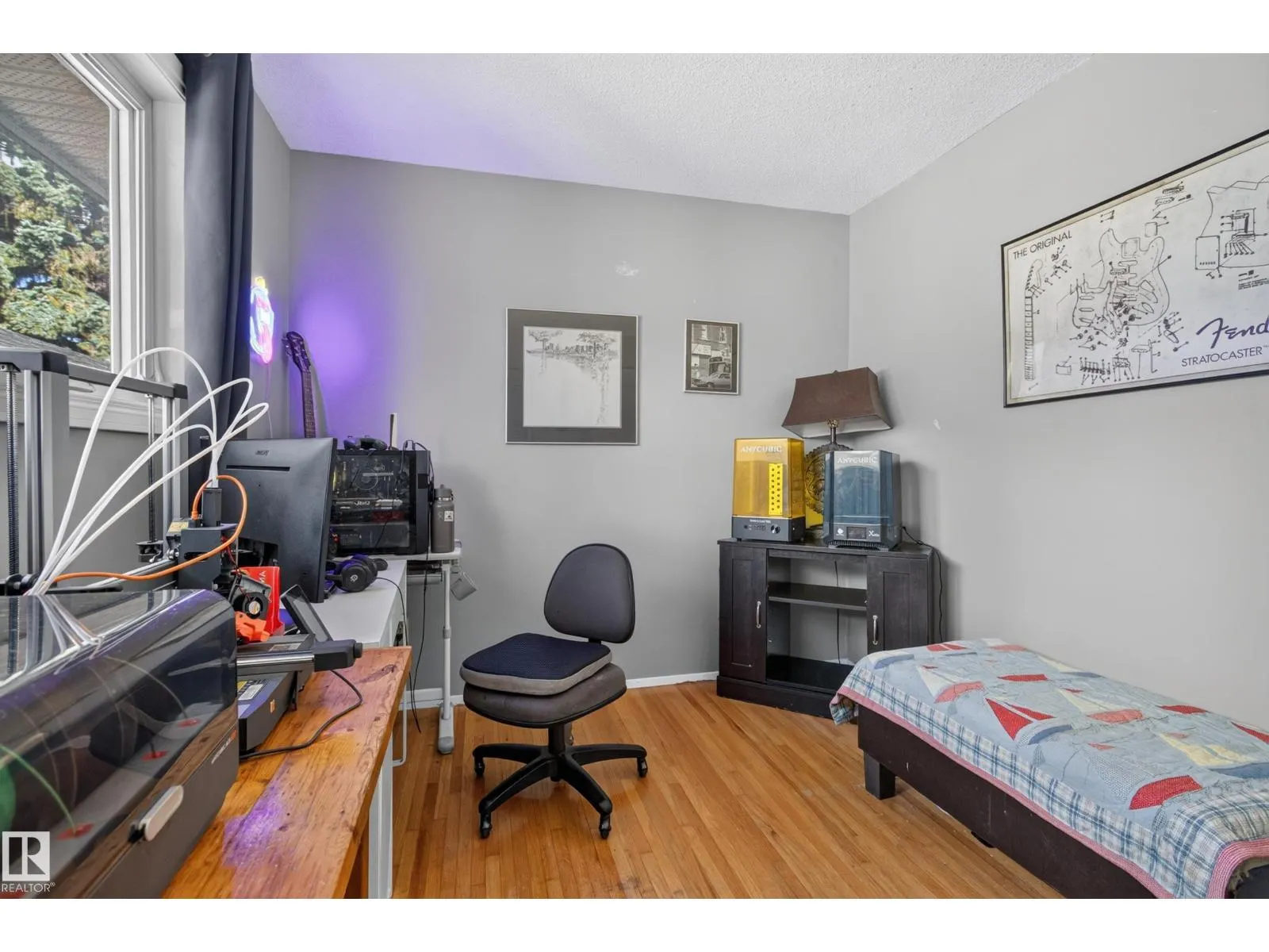 1042 PARKER DR