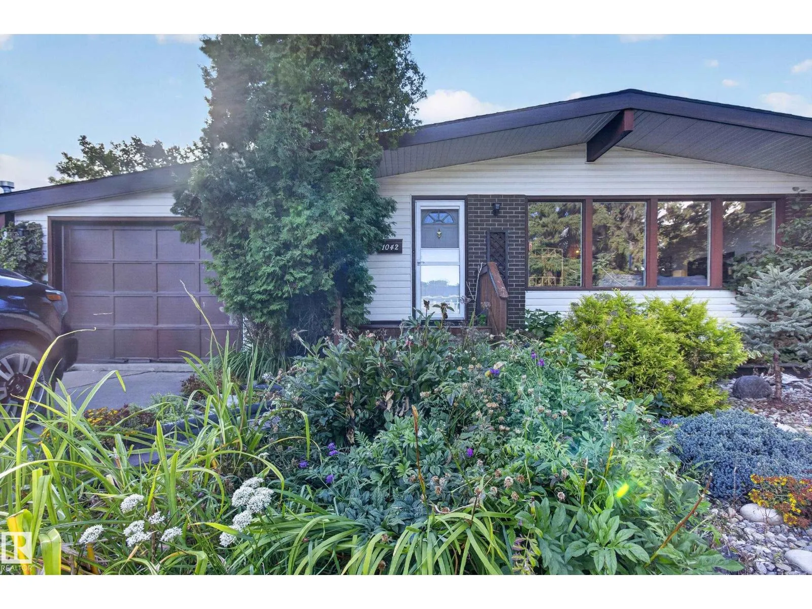 1042 PARKER DR
