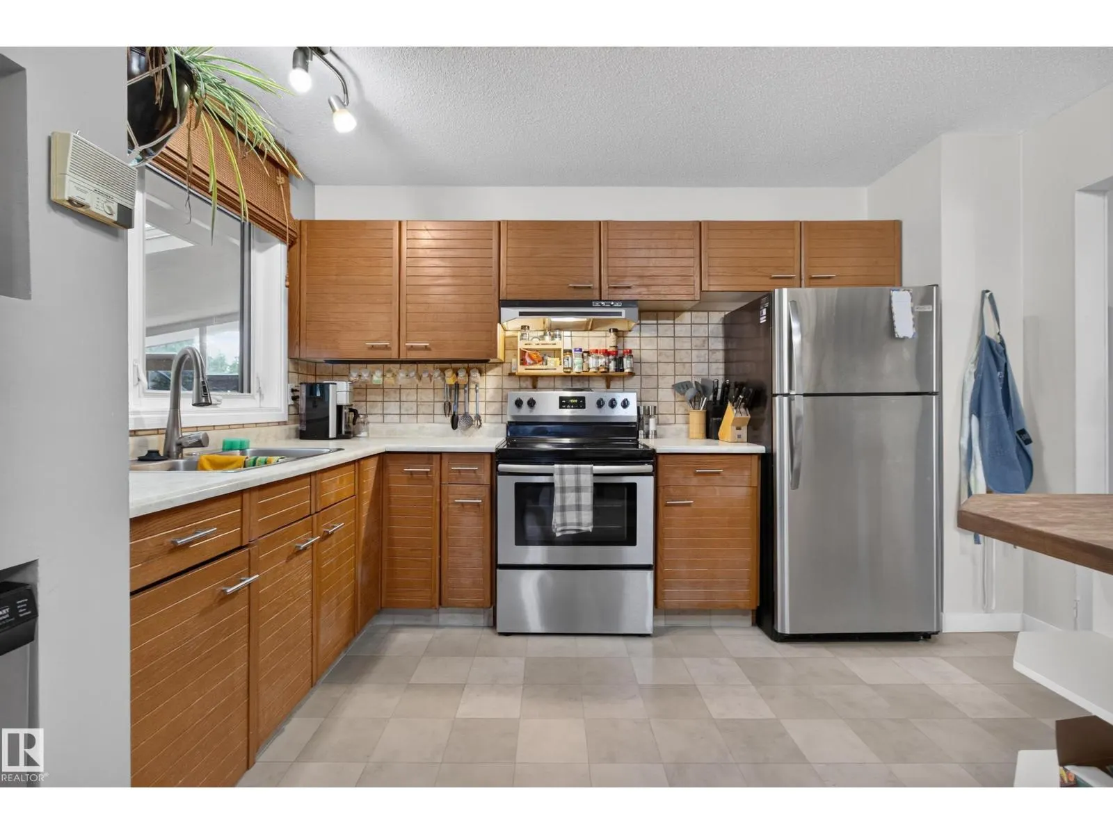 1042 PARKER DR