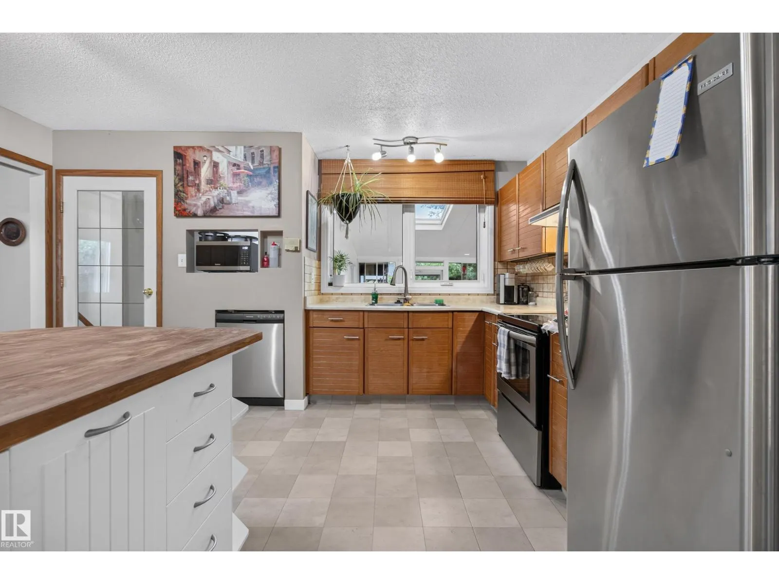 1042 PARKER DR