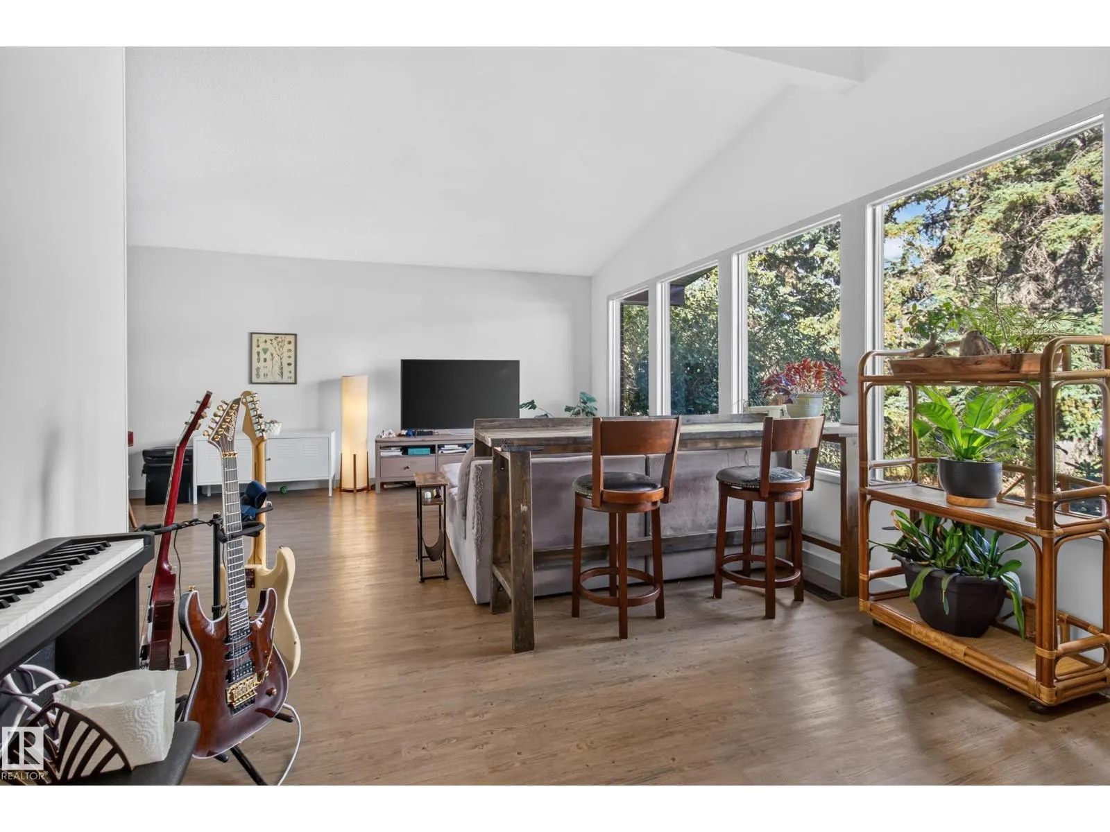 1042 PARKER DR