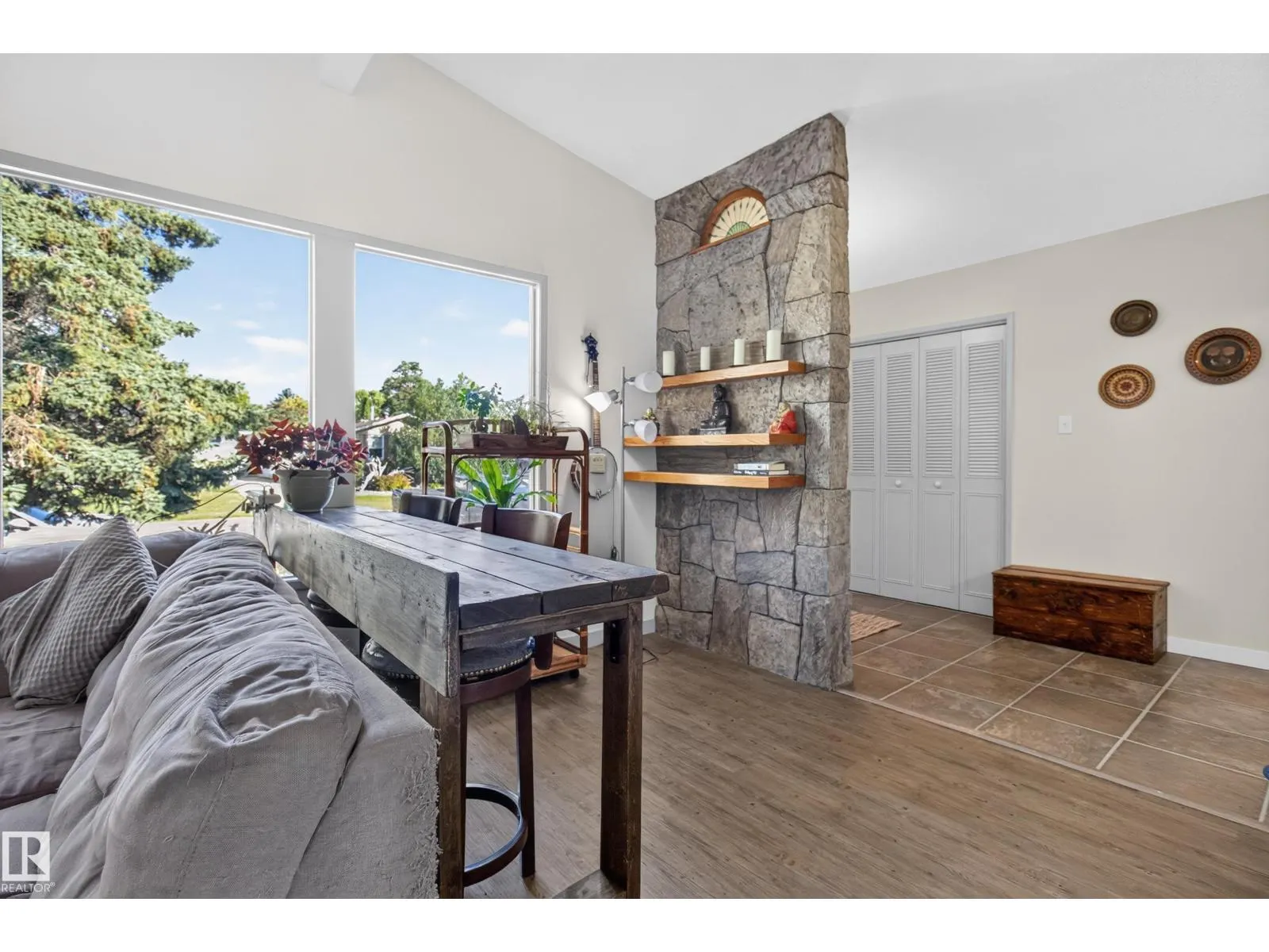 1042 PARKER DR