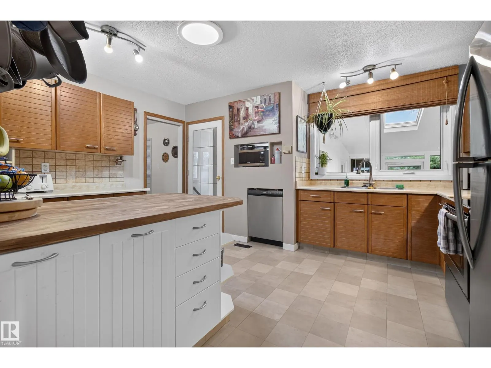 1042 PARKER DR