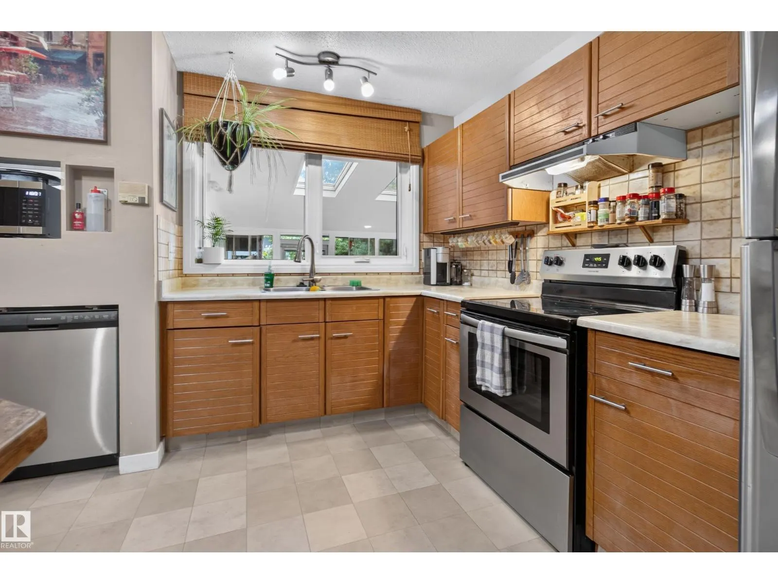 1042 PARKER DR