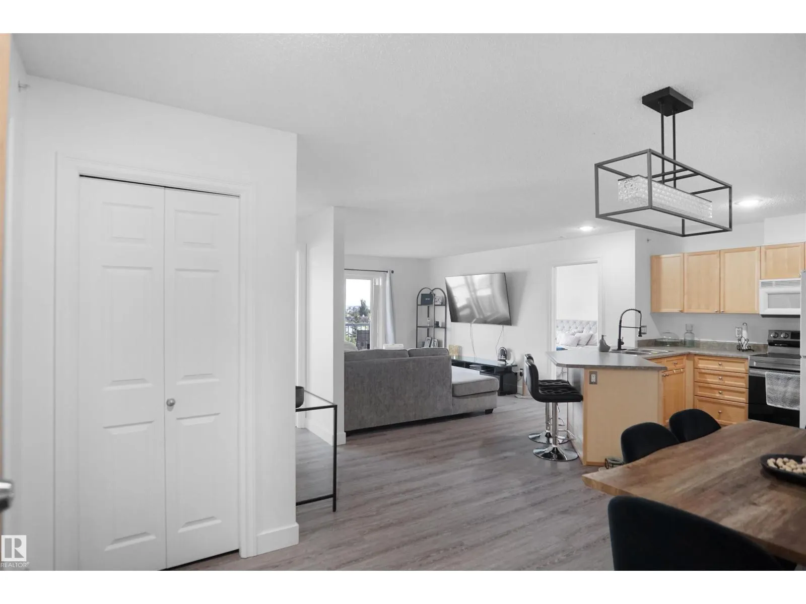 #403 15211 139 ST NW