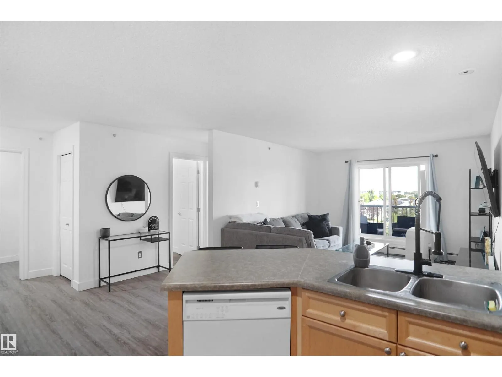 #403 15211 139 ST NW