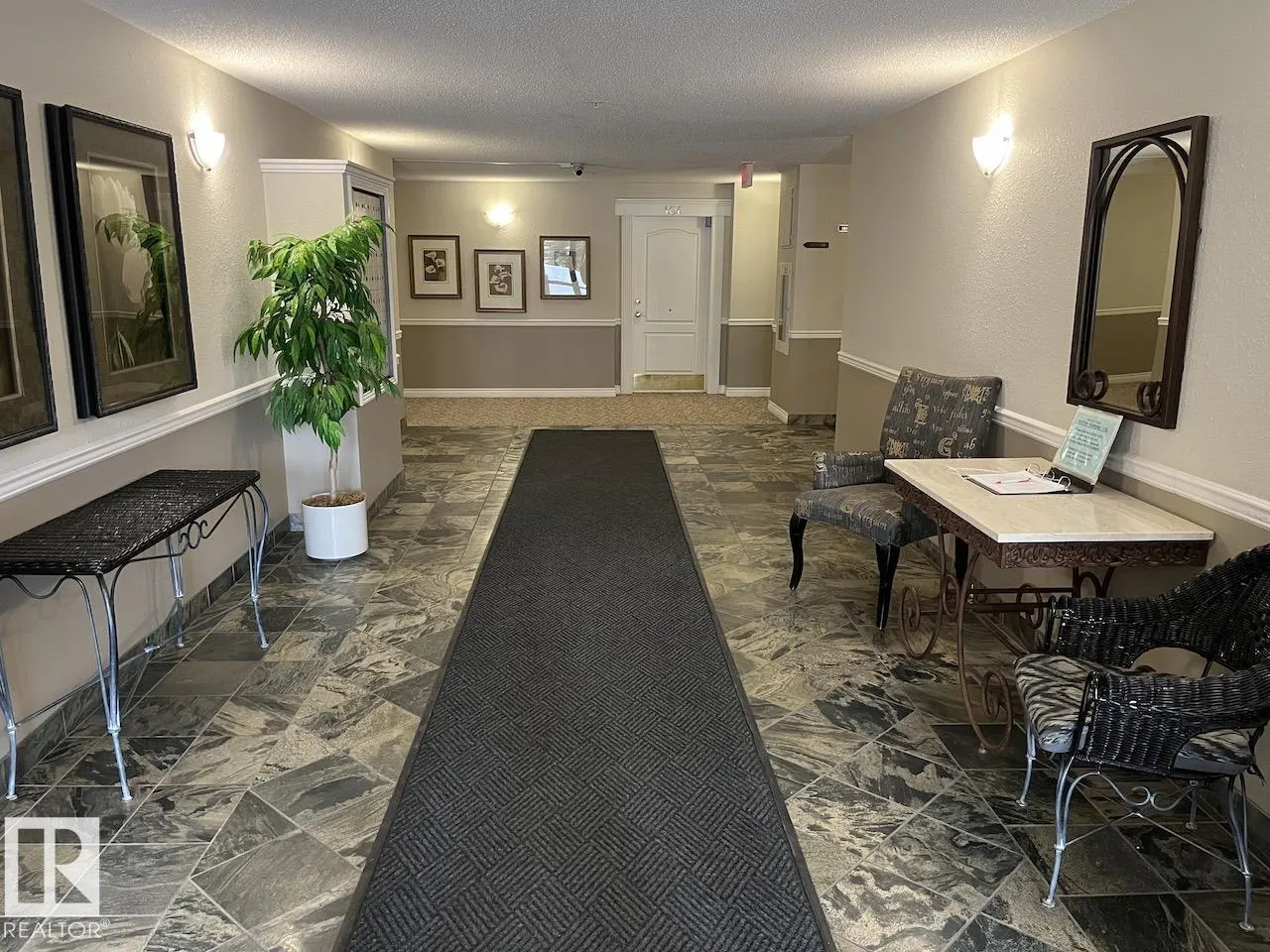 #402 8909 100 ST NW