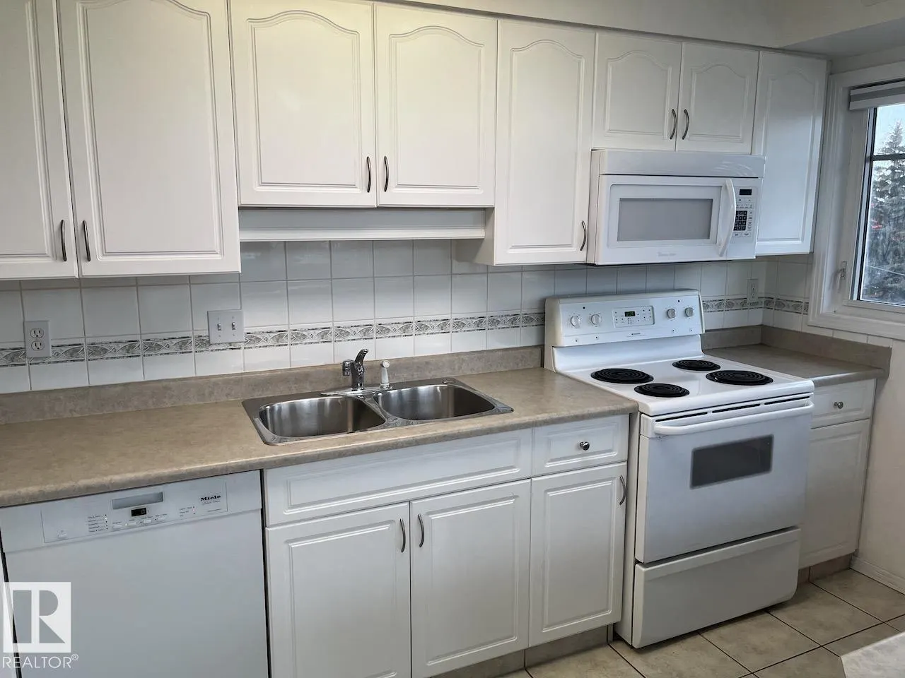 #402 8909 100 ST NW