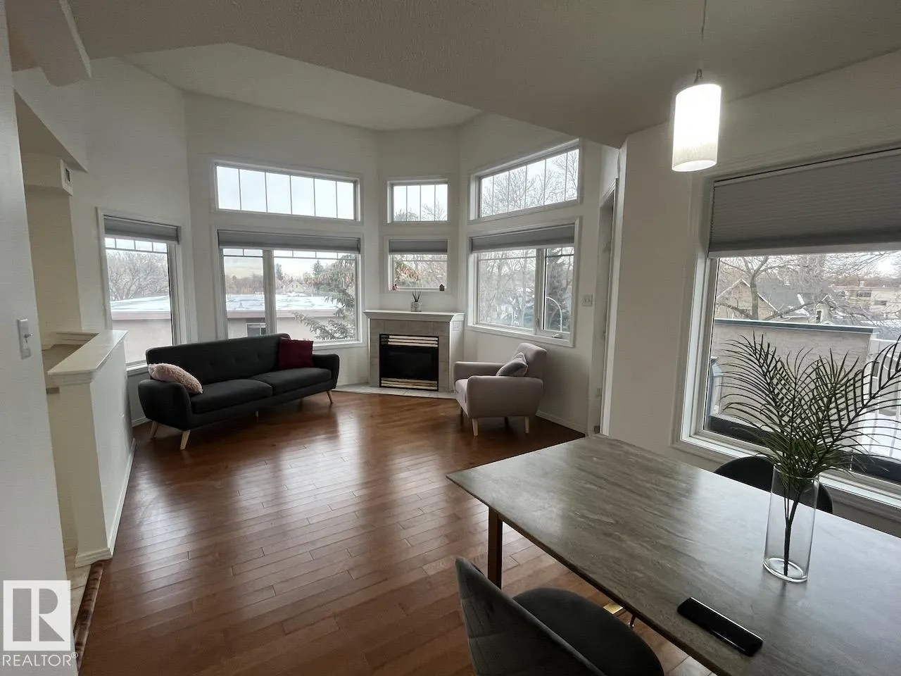 #402 8909 100 ST NW