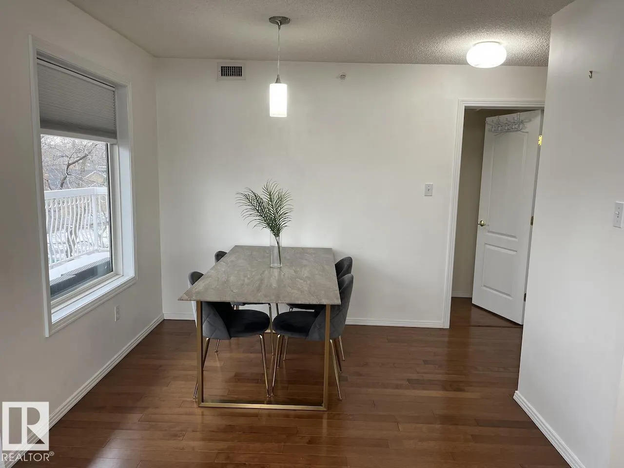 #402 8909 100 ST NW