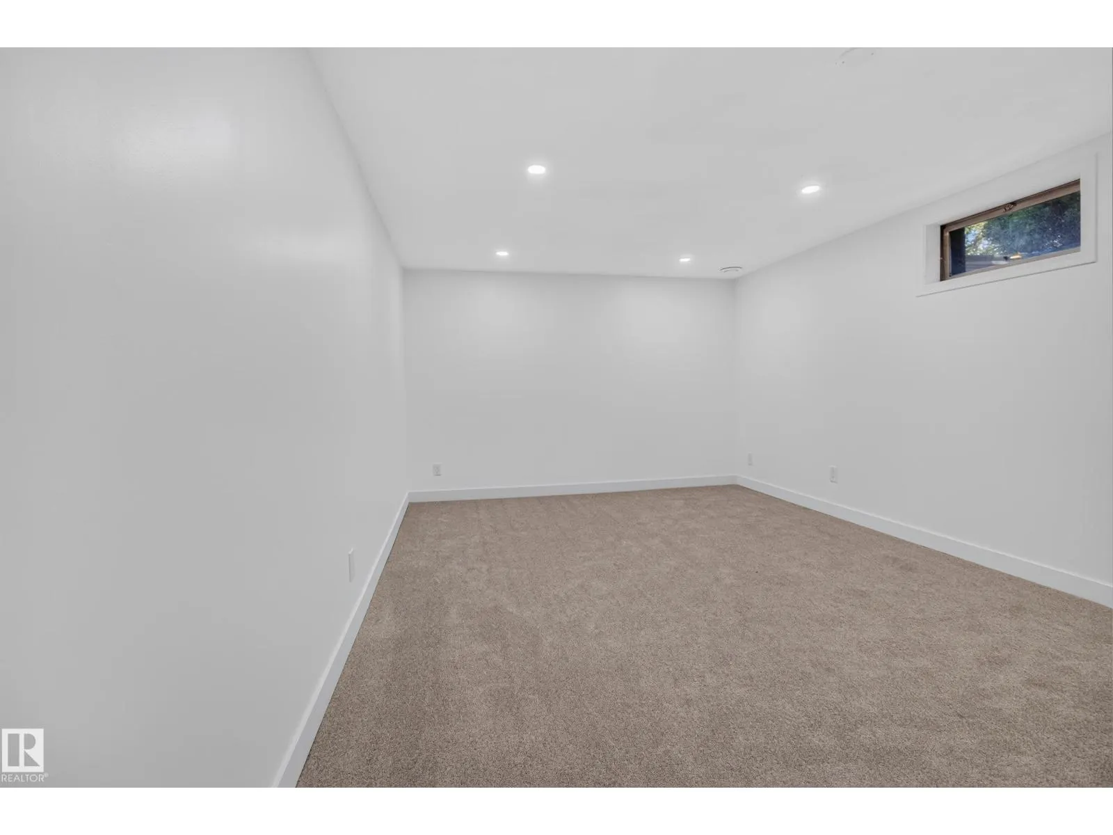 33 HAZEL ST